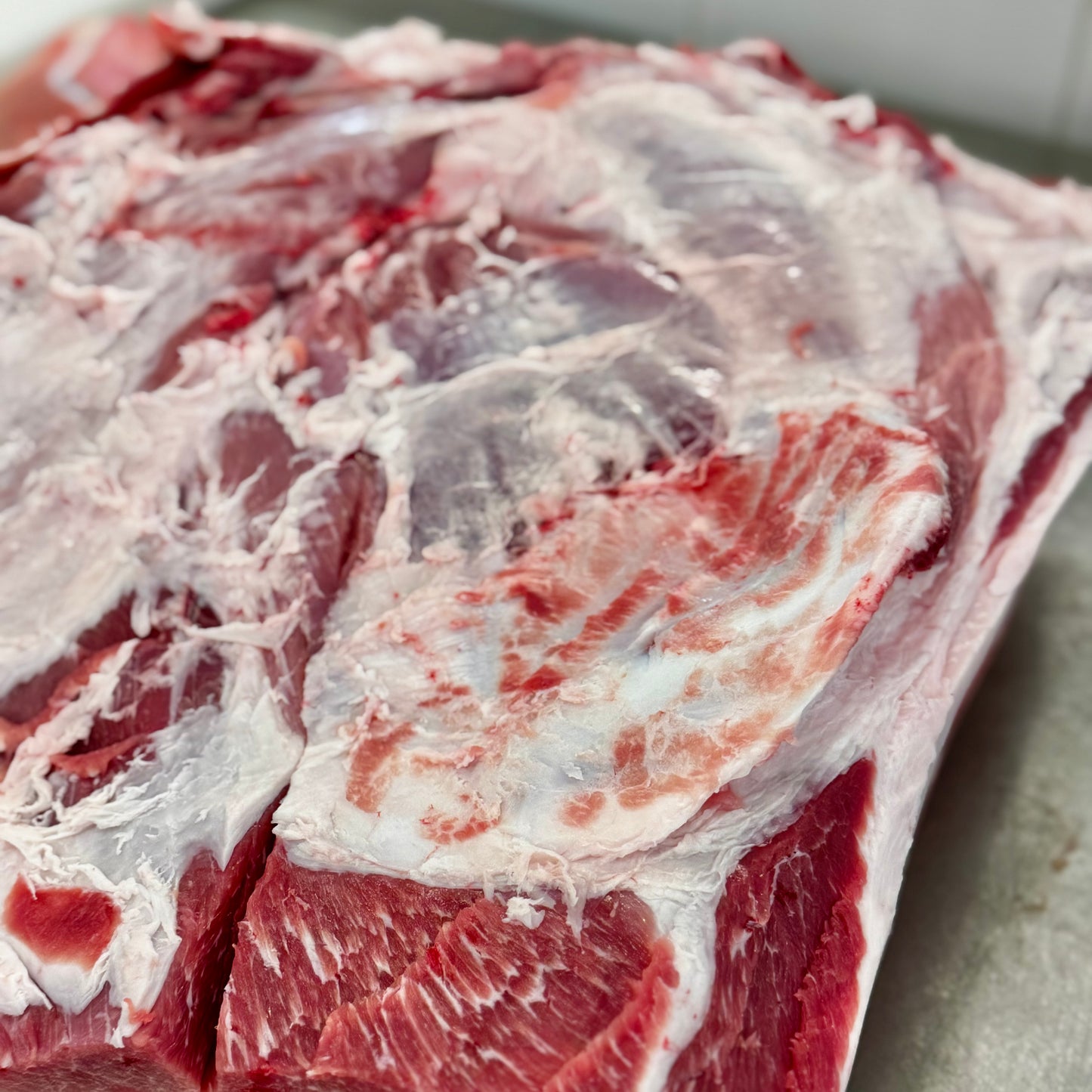 SPALLA DI MAIALE CON OSSO E COTENNA (7,29€/KG)